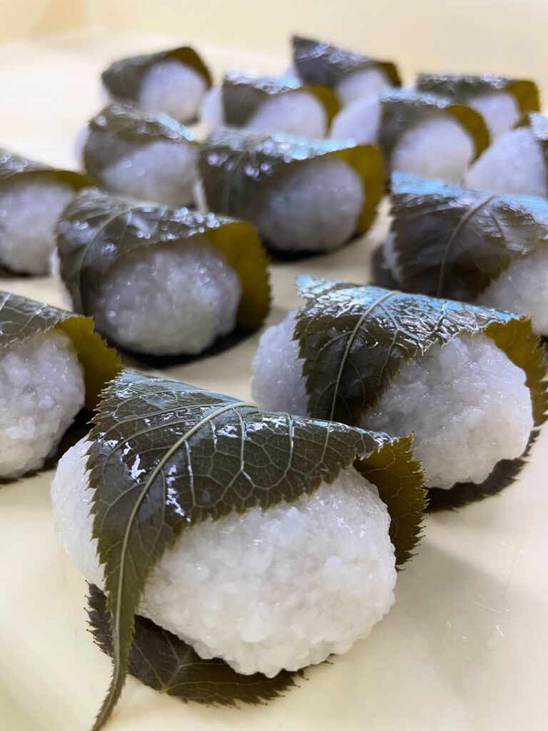季節の和菓子：道明寺生地の桜餅（さくらもち）