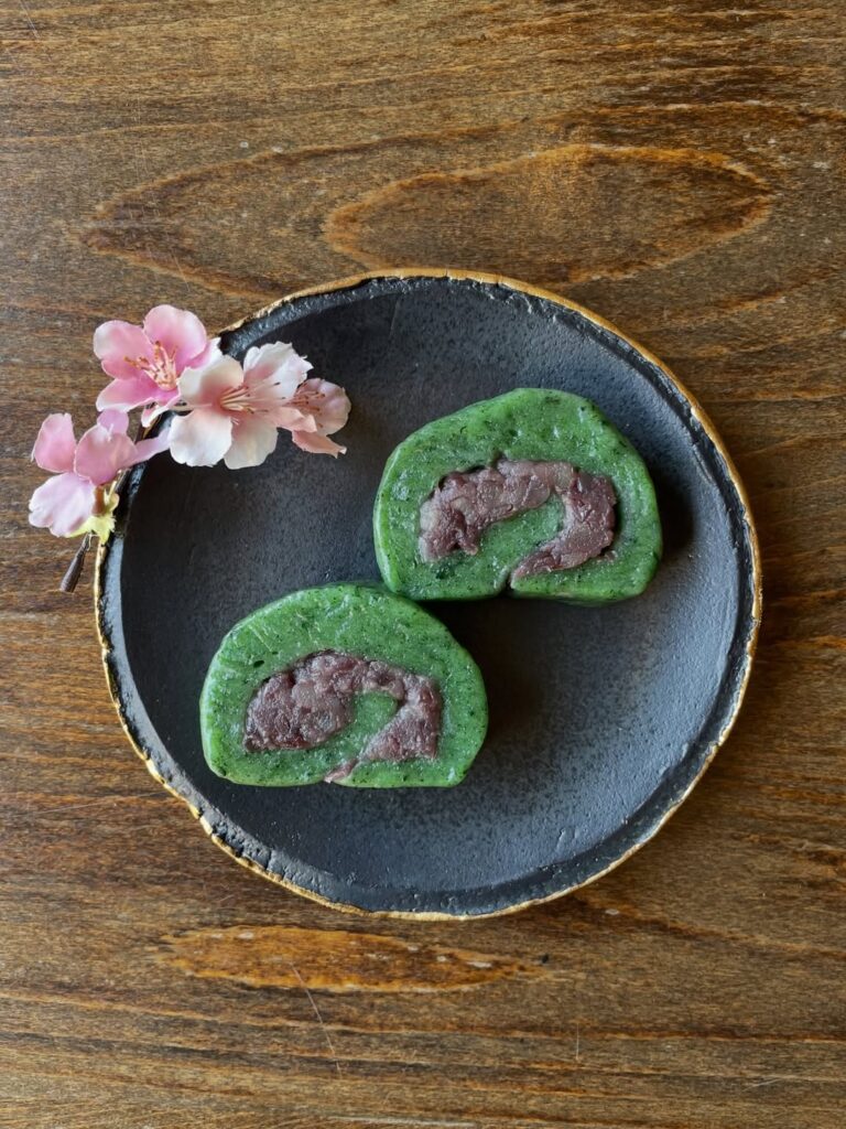 季節の和菓子：よもぎ巻餅